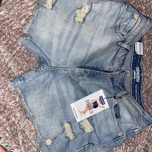 BRAND NEW Denizen Levi High-rise jean shorts ❤️